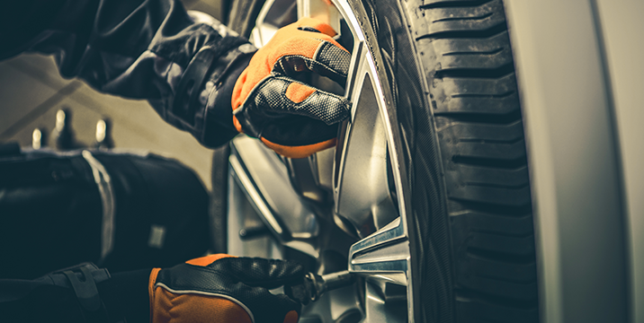 REPUESTOS Y <span class="text-accent">ACCESORIOS</span>